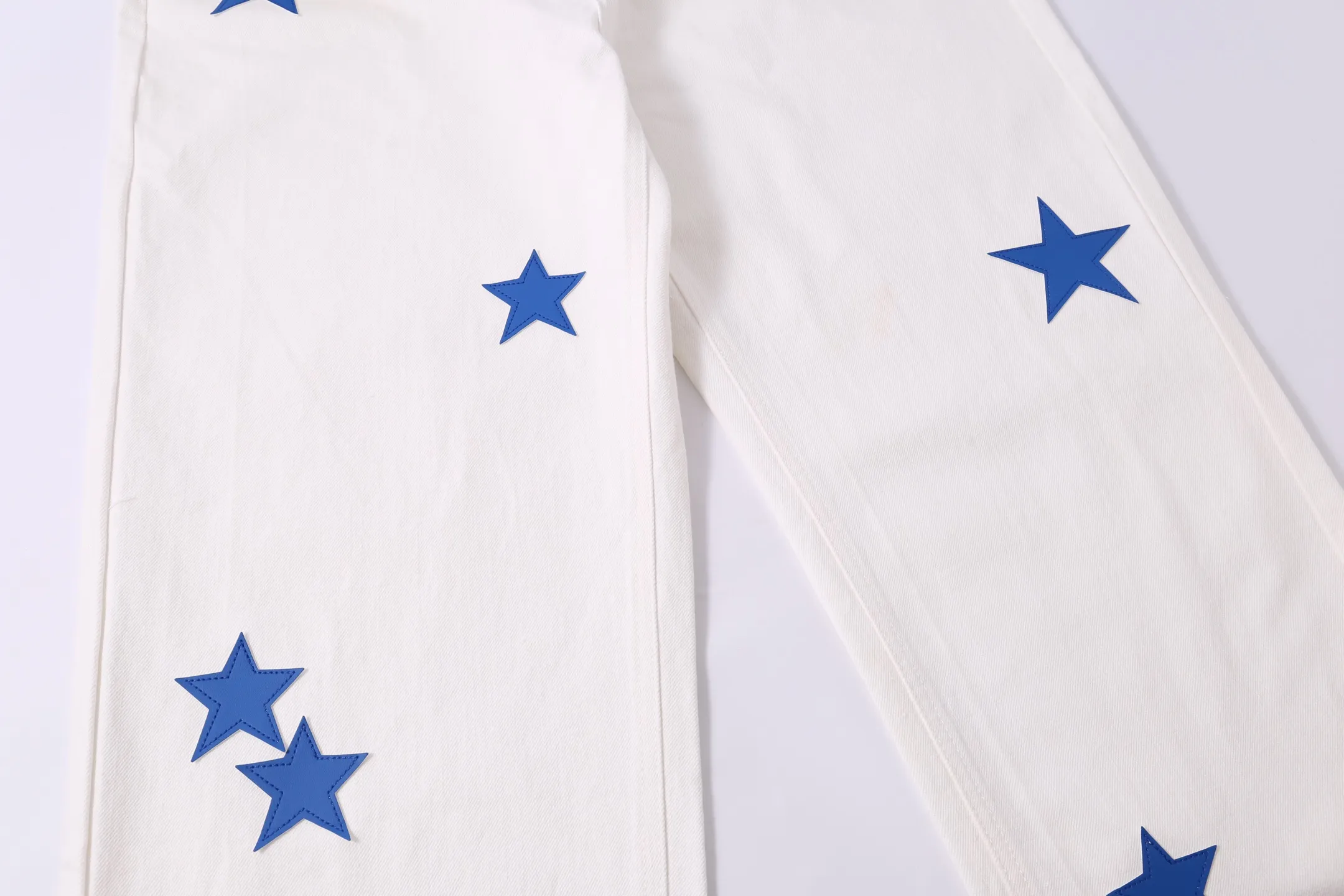 P210 Style No.: H899 [Men’s zipper style] Croxin & 𝐂𝐡𝐫𝐨𝐦𝐞 𝐇𝐞𝐚𝐫𝐭 ss25 new white Miami star 💫 blue leather jeans. Styles with different washed textures are very friendly to people with thin legs. The slightly flared version perfectly modifies the leg shape. The timeless and moderate length makes it easy to match and match. It is the basis for various styles and is a must-have in your wardrobe! The fabric is stiff but also makes the upper body soft without losing texture. The washing process is even more perfect. It is a must-have item for everyone! ! ! Washed wheat, hang tag, pants label, complete with three labels Color: white Size: 30-32-34-36